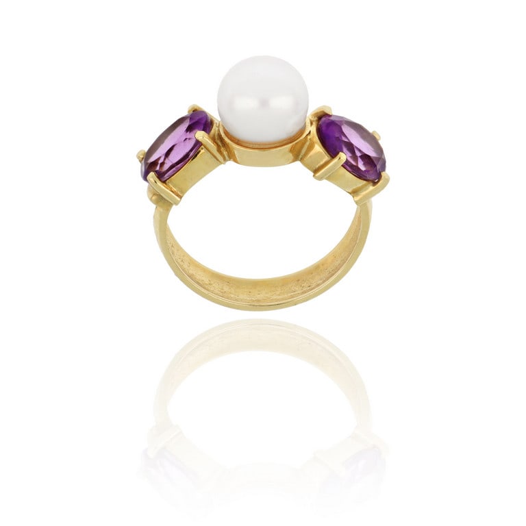 Anello con perla coltivata e ametiste taglio: Anello con perla coltivata e ametiste taglio ovale, realizzato in oro giallo con gambo bombato. Misura n. 9. Peso 4,68 g.