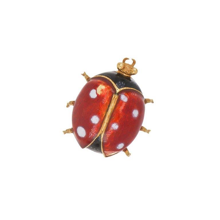 Spilla portafortuna a coccinella con smalti: Spilla portafortuna a coccinella con smalti policromi (alcuni difetti). Peso 8,14 g.