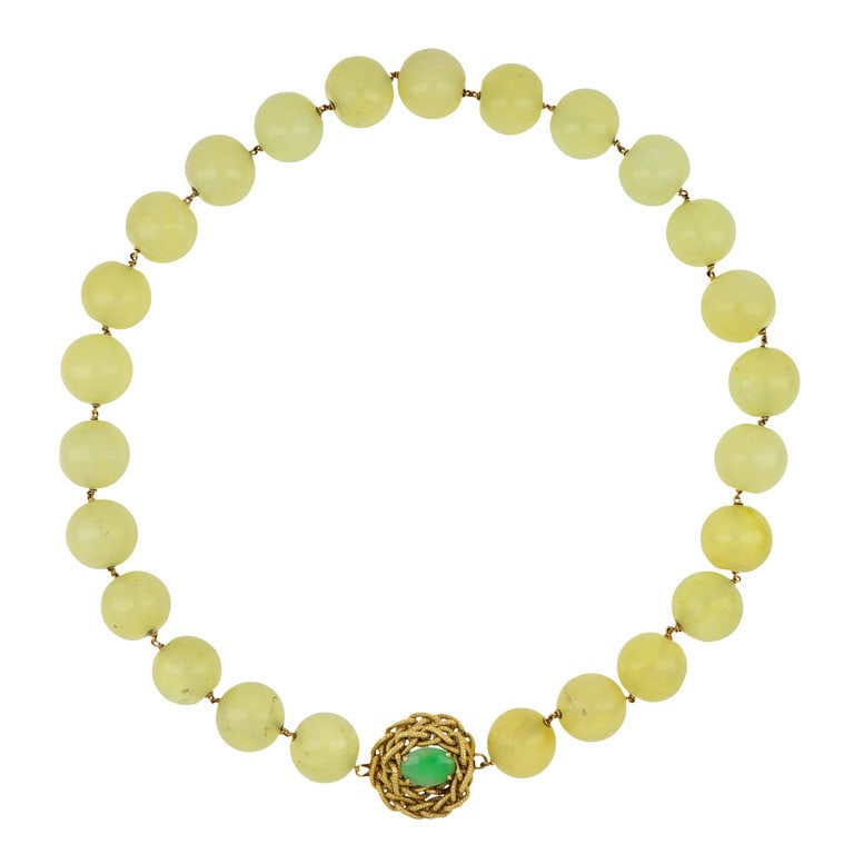 Grande collana di sfere di pietra dura da 17 mm: Grande collana di sfere di pietra dura da 17 mm di diametro color giallo verdastro, intermezzi in oro e chiusura in oro giallo con cabochon ovale di giadeite. Lunghezza 50 cm. Peso 176,88 g.