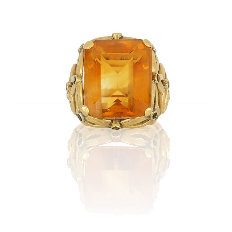 Anello in oro giallo con grande quarzo citrino di: Anello in oro giallo con grande quarzo citrino di forma rettangolare taglio smeraldo. Misura 5 1/2. Peso 9,66 g.