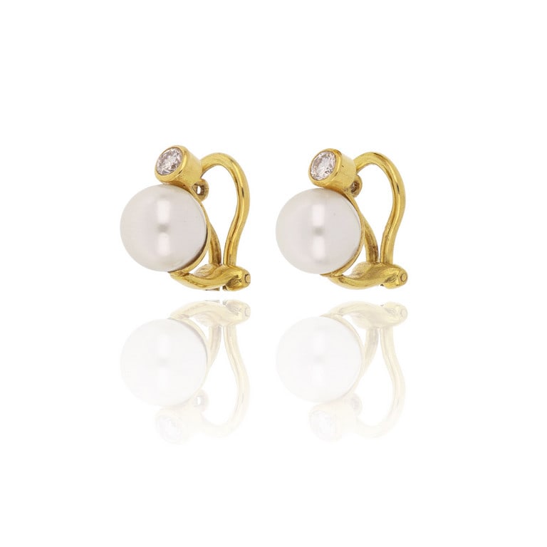 Orecchini in oro giallo a clips senza perno,: Orecchini in oro giallo a clips senza perno, perla giapponese coltivata di 9,00 mm di diametro e diamante taglio brillante a sentinella. Peso 6,89 g.