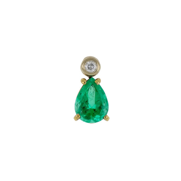Ciondolo pendente in oro giallo con smeraldo a: Ciondolo pendente in oro giallo con smeraldo a goccia di stimati ct 2,40 (10.55 x 7.63 x 5.56 mm), piccolo diamantino sulla boccola passante. Dimensioni 15,40 x 7,70 mm Peso 1,96 g.