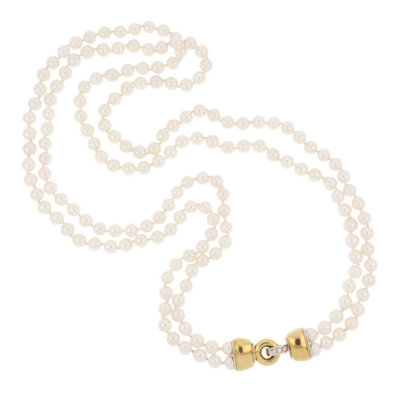Lunga collana a doppio filo di perle giapponesi: Lunga collana a doppio filo di perle giapponesi coltivate 7 mm di diametro, chiusa a lato da una consistente fermatura in oro giallo e bianco con piccoli diamanti taglio brillante. Lunghezza 66 cm. Pe