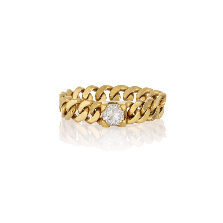 Anello in oro giallo a maglia snodata, al centro: Anello in oro giallo a maglia snodata, al centro un piccolo ma splendido diamante di taglio vecchia miniera, ct. 0,50 ca. Misura n. 16. Peso 4,89 g.