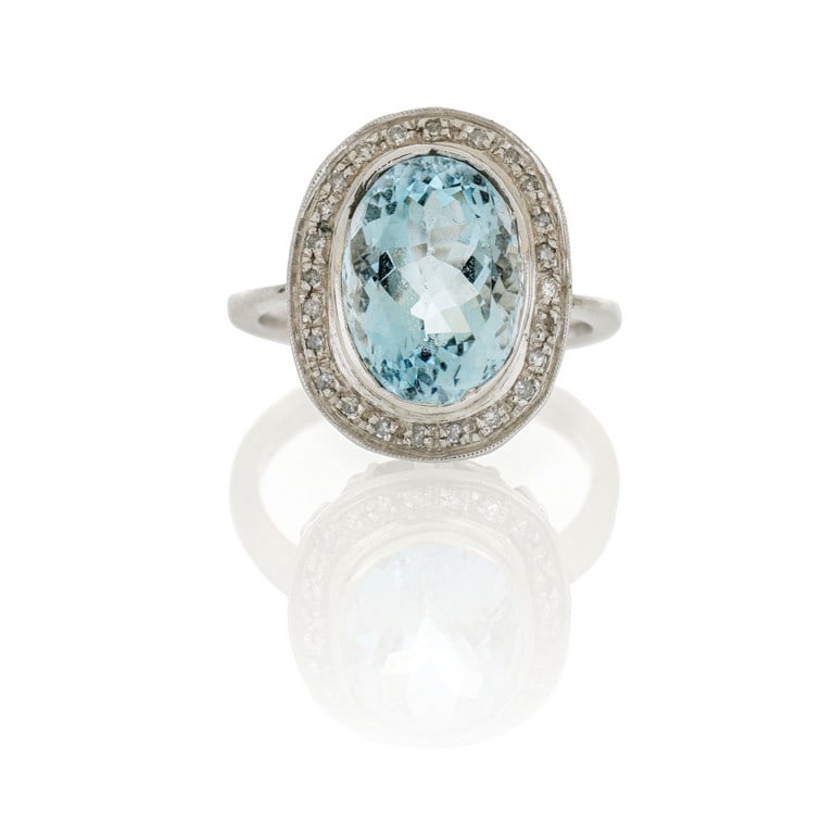 Anello in oro bianco con acquamarina taglio: Anello in oro bianco con acquamarina taglio ovale, ct. 6,50 ca., e contorno di piccoli diamanti taglio 8/8. Misura n. 13. Peso 7,37 g.