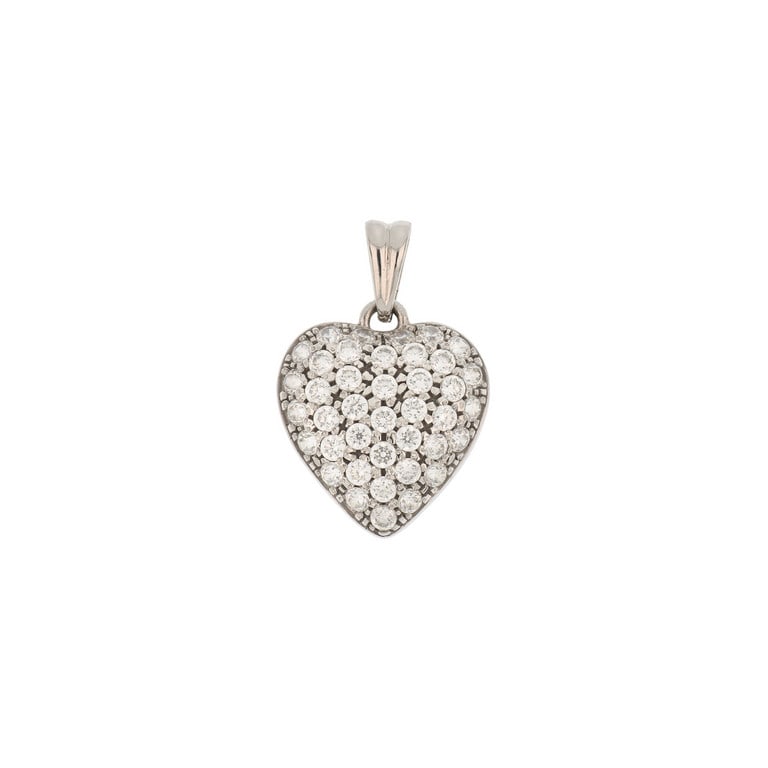 Ciondolo in oro bianco a forma di cuore bombato,: Ciondolo in oro bianco a forma di cuore bombato, interamente decorato con piccoli zirconi taglio brillante. Dimensioni 3 x 2 cm. Peso 4,92 g.