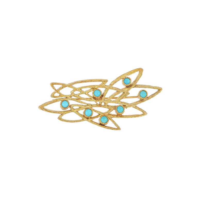 SFORZA - Spilla in oro giallo nella: SFORZA - Spilla in oro giallo nella caratteristica lavorazione della firma genovese, a decoro piccoli turchesi di taglio rotondo. Dimensioni 6 x 3 cm. Peso 15,69 g.