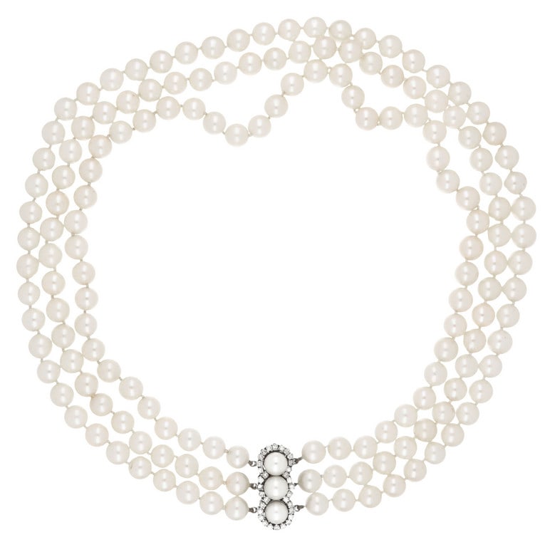 Collana di perle giapponesi coltivate, 3 fili di: Collana di perle giapponesi coltivate, 3 fili di diametro 8,2 mm, al centro chiusura in oro bianco con 3 perle contornate da piccoli diamanti taglio brillante per ct. 0,70 ca. Lunghezza 48 cm. Peso 13