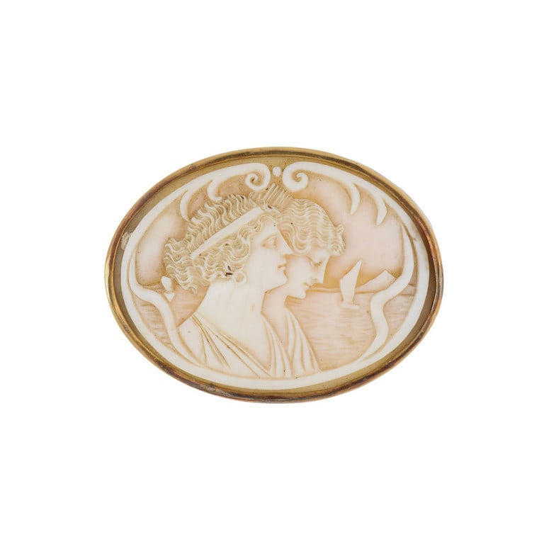 Antico cameo su conchiglia, raffigurante due: Antico cameo su conchiglia, raffigurante due teste femminili, sullo sfondo una marina, bordato in oro 14k. Dimensioni 5 x 4 cm. Peso 17,06 g.
