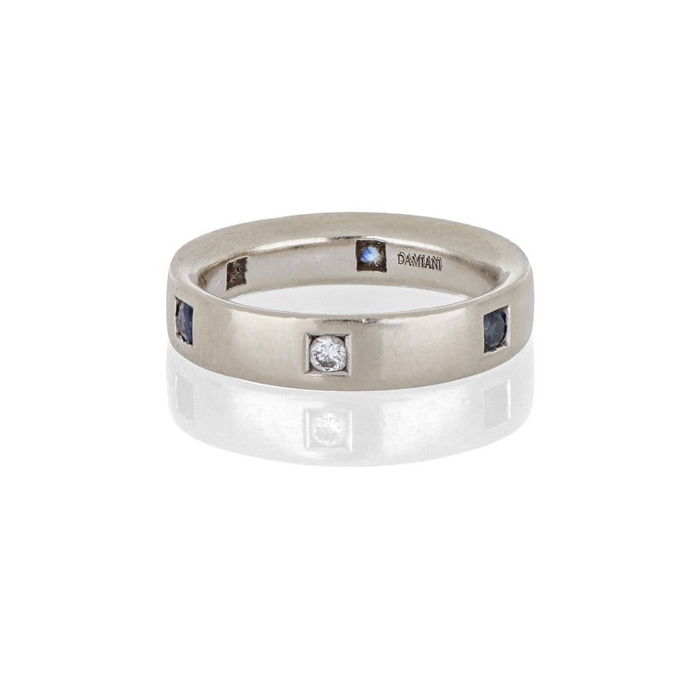 Fede in oro bianco firmata DAMIANI con piccoli: Fede in oro bianco firmata DAMIANI con piccoli zaffiri e diamanti. Misura 14 Peso 7,00 g.