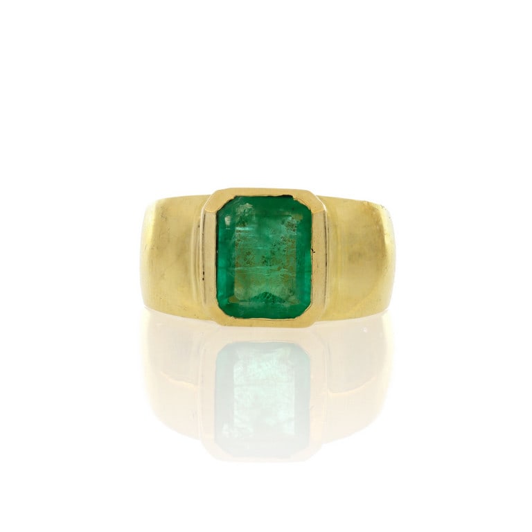 Anello a fascia in oro giallo con smeraldo: Anello a fascia in oro giallo con smeraldo rettangolare a solitario di ct. 2,00 ca. Misura n. 17. Peso 10,47 g.