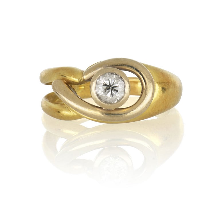 Anello in oro giallo con diamante a solitario di: Anello in oro giallo con diamante a solitario di forma rotonda taglio a brillante di stimati ct. 0,45. Misura 14. Peso 7,71 g.