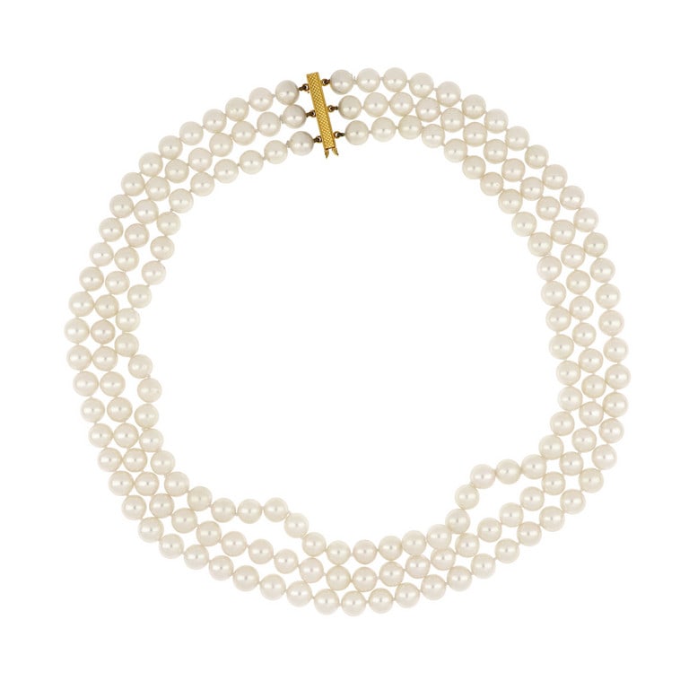 Girocollo di perle giapponesi coltivate a 3 fili: Girocollo di perle giapponesi coltivate a 3 fili di 7/7,5 mm di diametro, fermezza a barretta in oro giallo. Lunghezza 40 cm. Peso 93,68 g.