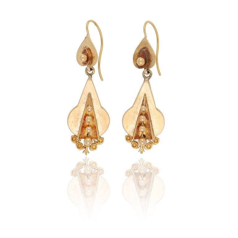 Orecchini borbonici a monachella realizzati in: Orecchini borbonici a monachella realizzati in oro rosso, la particolare e leggerissima lavorazione è ottenuta da una sottile lastra incisa e imbottita. Dimensioni 5 x 1,6 cm. Peso 5,59 g.
