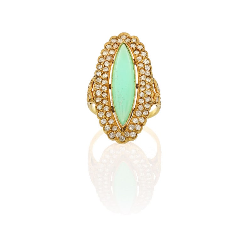 Anello in oro rosso a figaro con doppio contorno: Anello in oro rosso a figaro con doppio contorno di diamanti e grande navette cabochon di calcedonio. Misura 17. Peso 8.80 g.