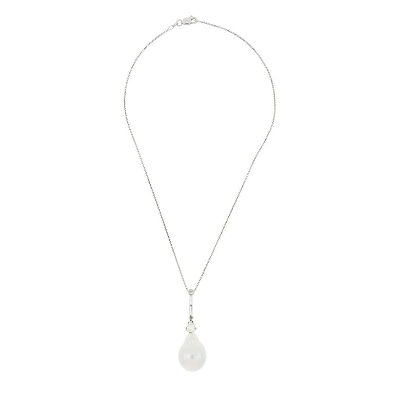 Girocollo in oro bianco con pendente, realizzato: Girocollo in oro bianco con pendente, realizzato con una enorme perla a goccia dei mari del sud coltivata, 18 x 23 mm, un diamante taglio triangolare a sentinella di ct. 0,40 ca. Lunghezza 40 cm. Peso