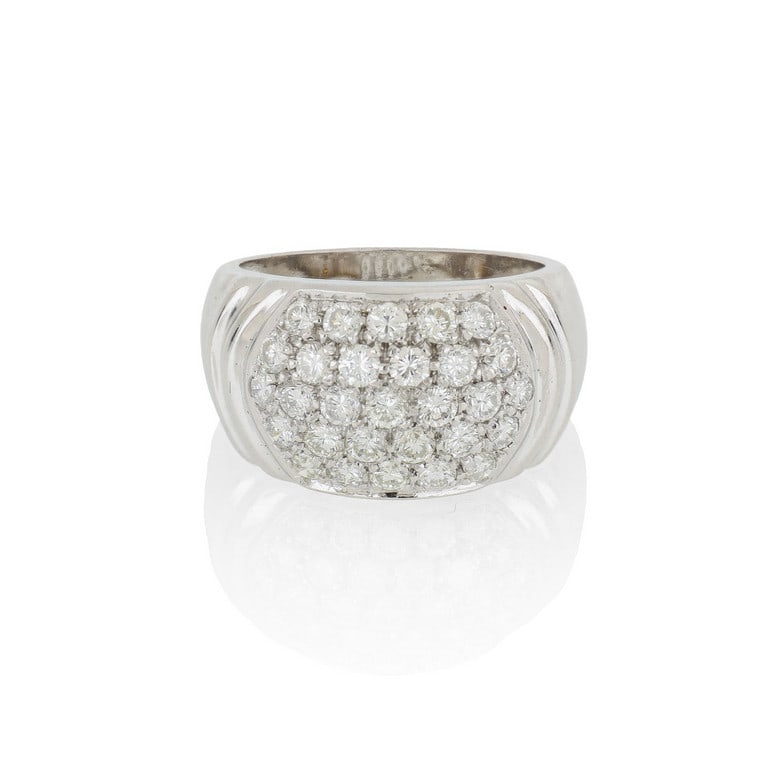 Anello in oro bianco a fascia, un pavè di: Anello in oro bianco a fascia, un pavè di diamanti taglio brillante per ct. 0,90 ca. illumina la parte sommitale. Misura n. 16. Peso 8,82 g.