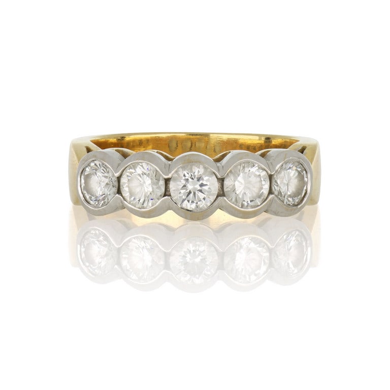 Anello a riviere in oro giallo con testa in oro: Anello a riviere in oro giallo con testa in oro bianco, composta da 5 diamanti di forma rotonda taglio a brillante per stimati 1,20 ct complessivi. Misura 15 1/2. Peso 7,89 g.