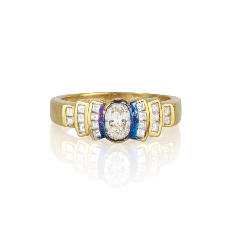 Anello in oro giallo a gradini, al centro un: Anello in oro giallo a gradini, al centro un diamante taglio ovale di ct. 0,70 ca., altri piccoli taglio carrè sulle balze ai lati. Misura n. 18. Peso 7,30 g.
