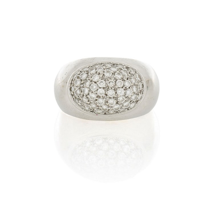 Anello in oro bianco a musone con pavè di: Anello in oro bianco a musone con pavè di diamanti per stimati 0,60 ct complessivi. Misura 17. Peso 11,51 g.