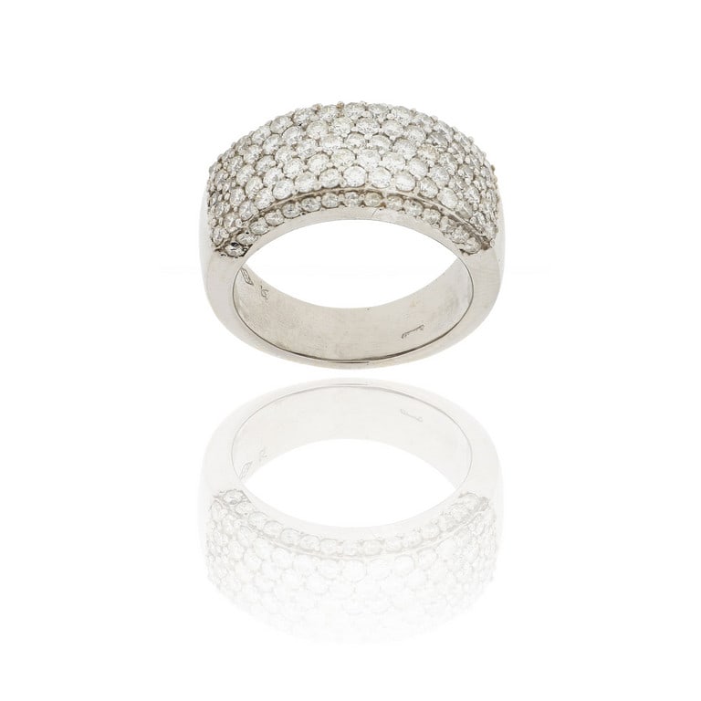 Anello a fascia rettangolare in oro bianco, fine: Anello a fascia rettangolare in oro bianco, fine lavorazione a pavè, la parte superiore interamente tempestata di piccoli diamanti taglio brillante per ct. 2,00 ca., sormonta un gambo lucido squa