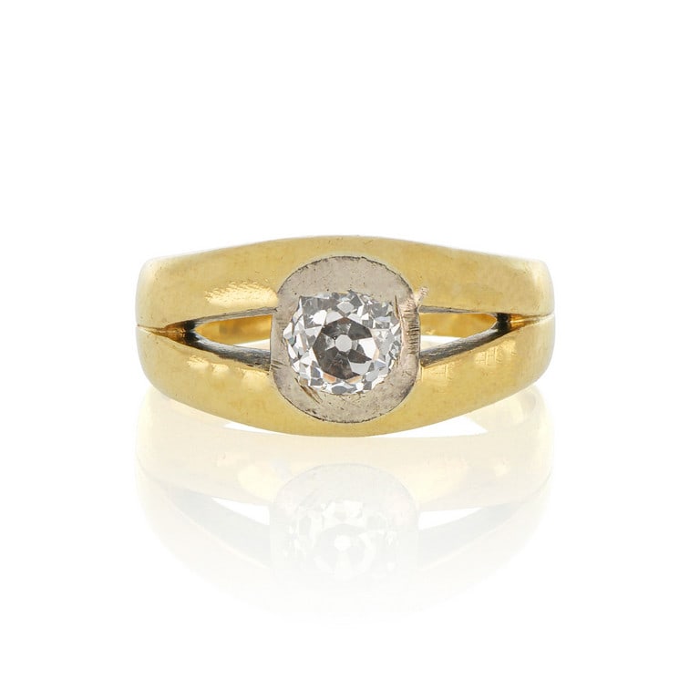 Anello solitario in oro giallo con diamante di: Anello solitario in oro giallo con diamante di taglio old mine di stimati 0,90 ct. Misura 18 e 1/2 Peso 9,07 g.
