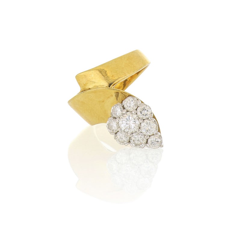 Anello in oro giallo con sommità a goccia: Anello in oro giallo con sommità a goccia composta da pavè di 9 diamanti di forma rotonda taglio a brillante per totali stimati 1,20 ct. Misura 9 1/2. Peso 9,05 g.