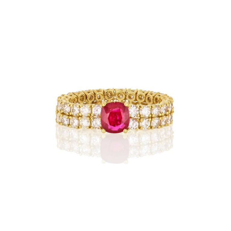 Anello a doppia fedina "Eternelle", 48 diamanti: Anello a doppia fedina "Eternelle", 48 diamanti taglio brillante si rincorrono al dito, ct. 2,40 ca., e si chiudono al centro con un rubino birmano taglio cuscino di ct. 1,30 ca. Montatura snodata in 