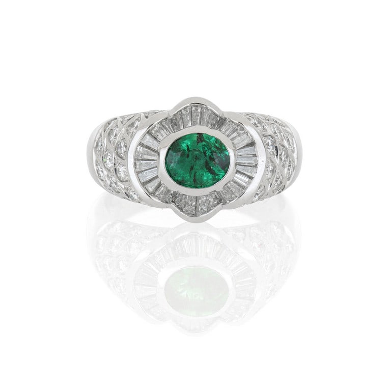 Anello in oro bianco con smeraldo ovale di circa: Anello in oro bianco con smeraldo ovale di circa 0,80 ct e pavè di diamanti di forma rotonda a brillante e taper per stimati 1,20 ct. Misura 14. Peso 9,15 g.