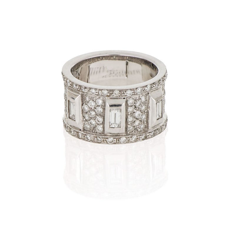 Moderno anello a fascia bordata dritta, in oro: Moderno anello a fascia bordata dritta, in oro bianco, la parte superiore decorata con un pavè di piccoli diamanti taglio brillante e 3 piu' grandi taglio baguette, ct. 1,50 ca. Misura n. 10. Pes
