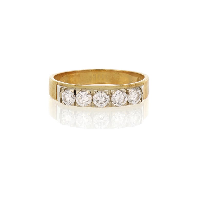 Anello in oro giallo e bianco a fedina, al centro: Anello in oro giallo e bianco a fedina, al centro 5 diamanti taglio brillante per ct. 1,00 ca. Misura n. 24. Peso 5,48 g.