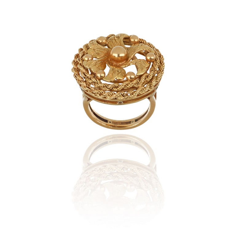 Grande anello in oro giallo a rosone. Misura: Grande anello in oro giallo a rosone. Misura 17. Peso 15,21 g.