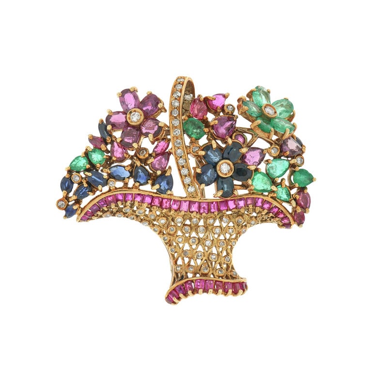Spilla in oro giallo a cestino con grande bouquet: Spilla in oro giallo a cestino con grande bouquet di gemme di colore en tremblant, quali rubini, zaffiri, smeraldi e diamanti. Dimensioni 40 x 38 mm Peso 15.02 g.