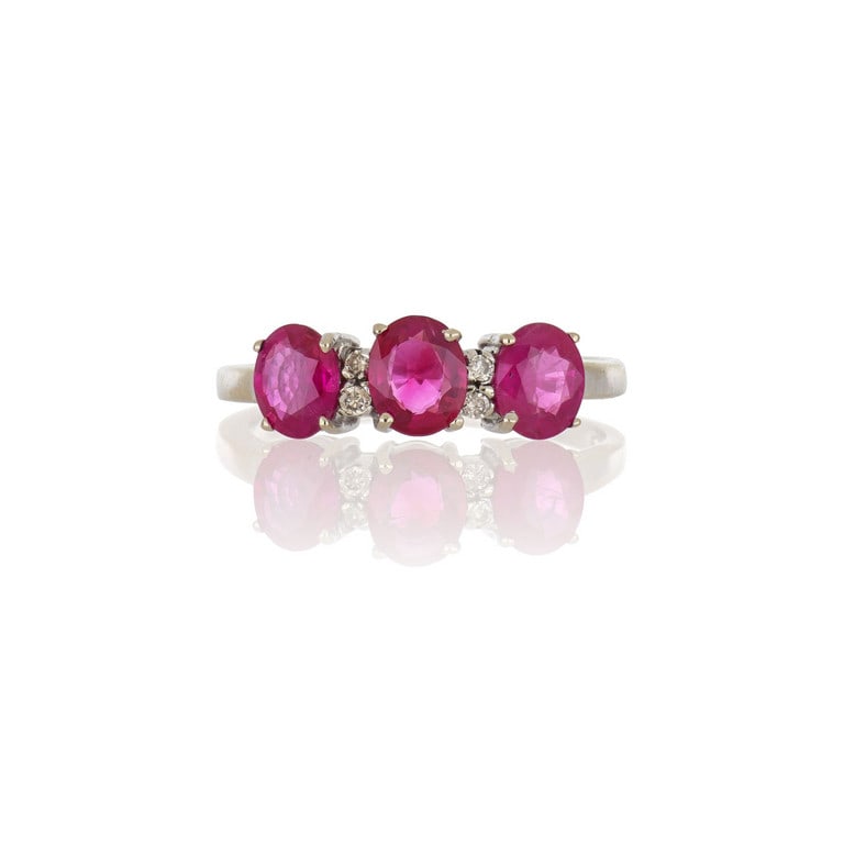 Anello a riviere con tre vivaci rubini ovali per (1 of 1)