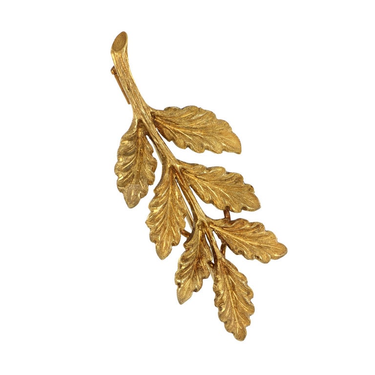 MARIO BUCCELLATI Spilla a ramo fogliato in oro: MARIO BUCCELLATI Spilla a ramo fogliato in oro giallo. Firmata a bulino. Peso 9,20 g.