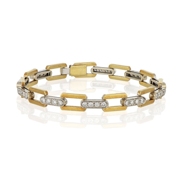 Bracciale a maglia rettangolare in oro giallo con: Bracciale a maglia rettangolare in oro giallo con distanziali in oro bianco pavettati di diamanti per stimati 2 ct circa. Lunghezza 19 cm. Peso 20,75 g.