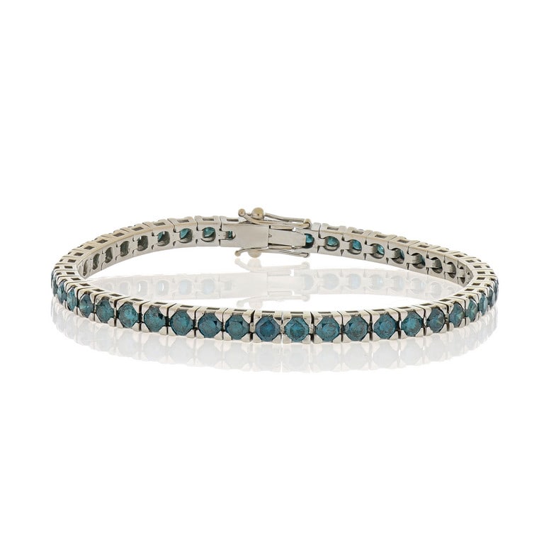 Bracciale in oro bianco modello "Tennis", una: Bracciale in oro bianco modello "Tennis", una fila di 46 diamanti taglio brillante di colore blu, trattati per irraggiamento, si susseguono lungo tutto il gioiello con incassatura a 4 punte, ct. 6,00 