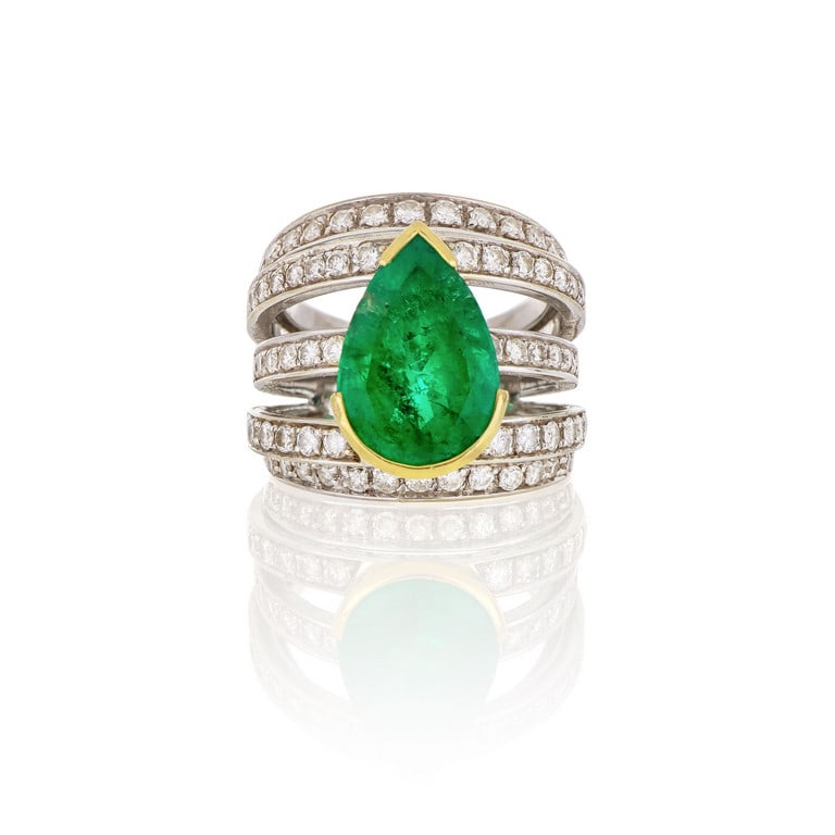 Anello in oro bianco e castone in giallo,: Anello in oro bianco e castone in giallo, ospitante un grande smeraldo colombiano di stimati 6,50 ct, di forma a goccia e taglio misto. Completano circa 0,60 ct di diamanti di forma rotonda taglio a b