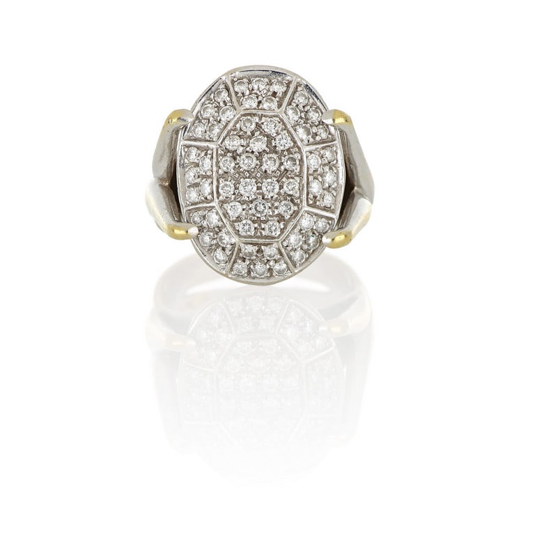 Anello in oro bianco con pavè di diamanti a forma: Anello in oro bianco con pavè di diamanti a forma di grande gemma, per un totale di stimati 1,60 ct. Misura 15. Peso 16,26 g.