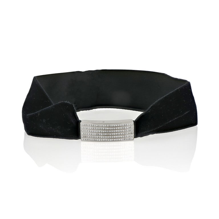 Collier de chien in velluto nero con placca: Collier de chien in velluto nero con placca passante in oro bianco e pavè a binario di diamanti princess. Dimensioni placca 37 x 14.60 x 5.51 mm. Peso lordo 20,61 g.
