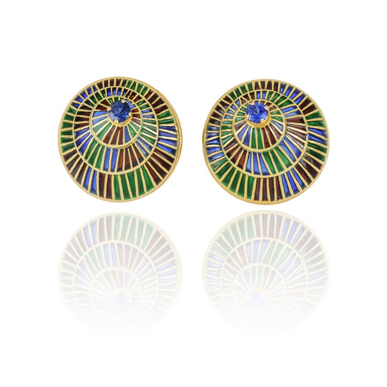 Futuristici orecchini a chioccia piramidale in: Futuristici orecchini a chioccia piramidale in oro giallo lavorato con smalti champlevé multicolor e due zaffiri sulla parte sommitale. Chiusura a clip. Peso 18,78 g.