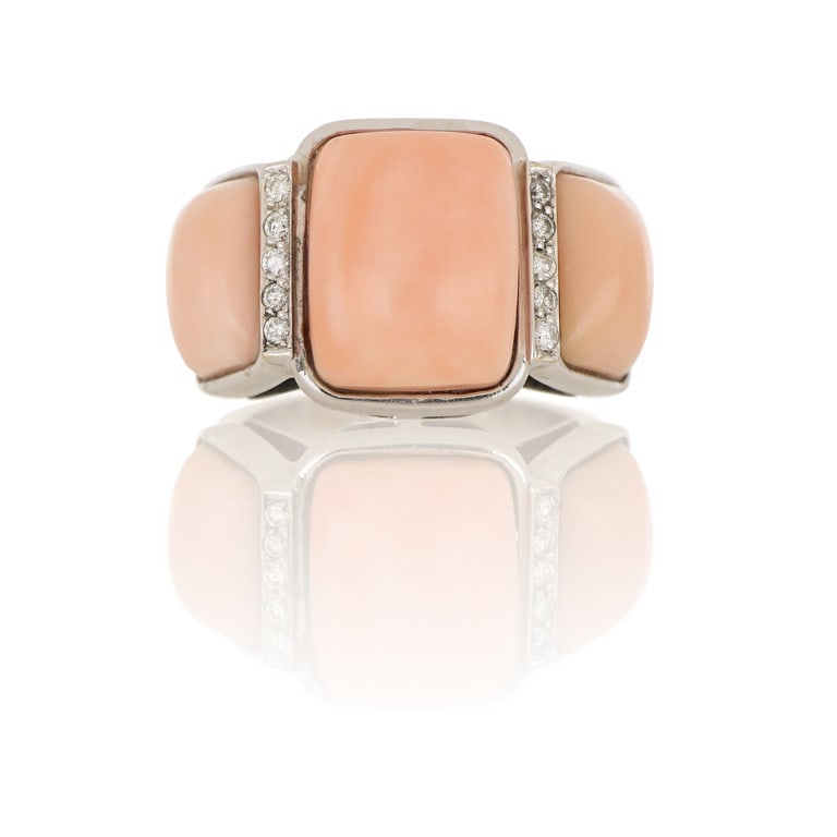 Anello a fascione in oro bianco con coralli rosa,: Anello a fascione in oro bianco con coralli rosa, 3 grandi coralli a cuscino sono intercalati con piccoli diamanti taglio brillante per ct. 0,20 ca. Misura n. 18. Peso 20,57 g.