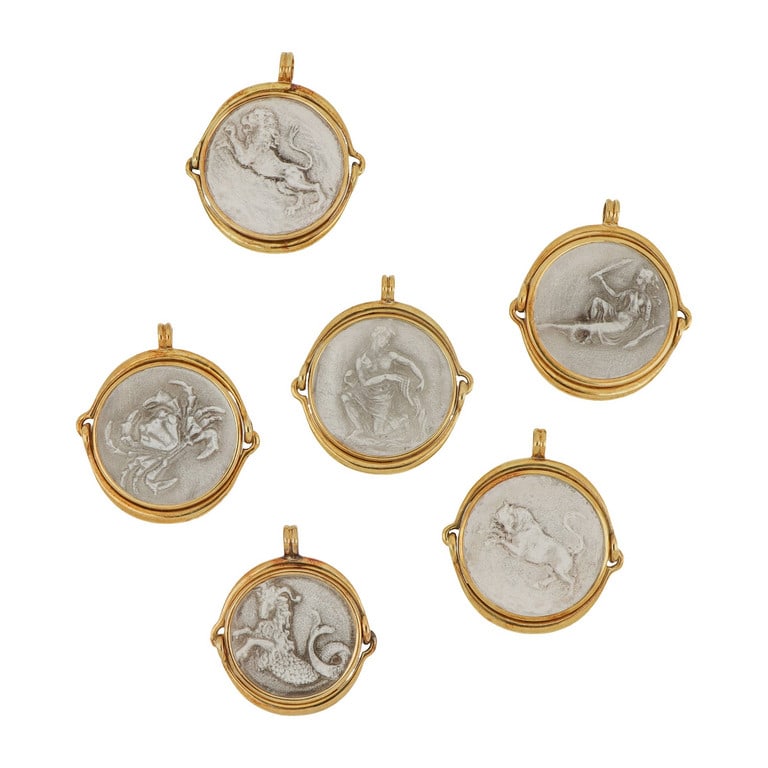 GUCCI Set composto da 6 medaglioni a ciondolo: GUCCI Set composto da 6 medaglioni a ciondolo passante, con il decoro della staffa in oro giallo rappresentanti i segni zodiacali ad alto rilievo su vetro fumè satinato. Dimensioni 35 x 45 mm cad