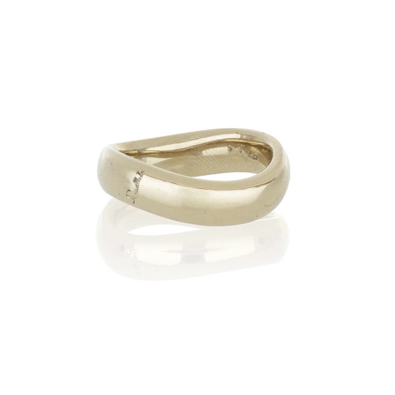POMELLATO - Classica fede in oro bianco lucido: POMELLATO - Classica fede in oro bianco lucido con motivo a onda. Timbri all'interno. Misura n. 15. Peso 12,65 g.