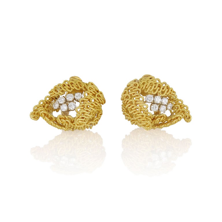 Orecchini in oro giallo realizzati a fogliame a: Orecchini in oro giallo realizzati a fogliame a maglia ritorta, impreziositi da 12 diamanti per stimati 0,87 ct complessivi. Punzonati 20 MI (CUSI). Chiusura a clip. Peso 23,08 g.