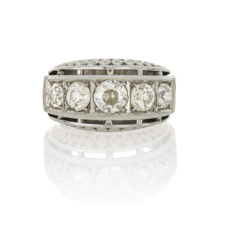 Riviere a scalare a 5 pietre, in oro bianco con: Riviere a scalare a 5 pietre, in oro bianco con diamanti di forma rotonda taglio a brillante per stimati 3,2 ct complessivi. Misura 16. Peso 10.82 g.