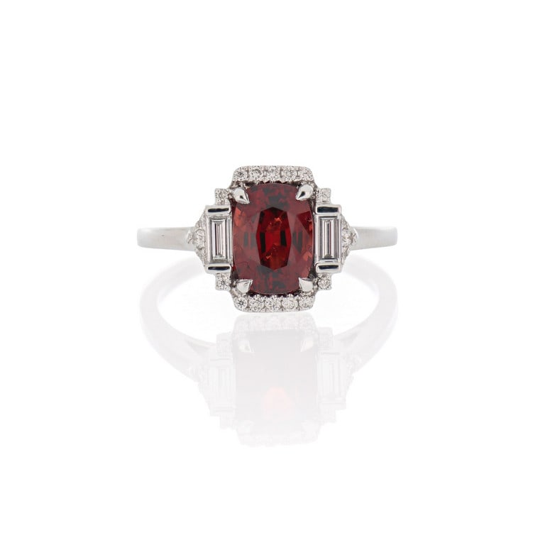 Anello in oro bianco con spinello birmano privo: Anello in oro bianco con spinello birmano privo di trattamenti termici di 1,95 ct, accompagnato da report gemmologico CGRL e diamanti di contorno. Misura 13. Peso 3.79 g.