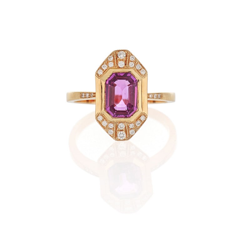 Anello a figaro in oro bianco con zaffiro rosa: Anello a figaro in oro bianco con zaffiro rosa dal colore particolarmente saturo di forma rettangolare taglio a smeraldo di 2.05 ct. di origine Madagascar e privo di trattamenti termici. Completano