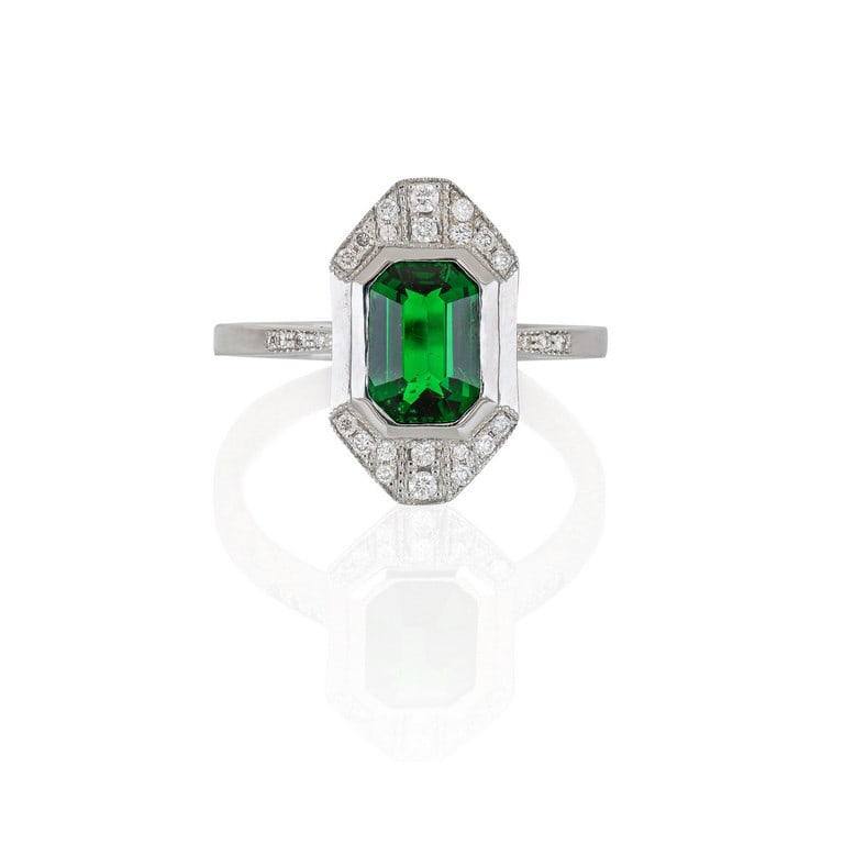 Anello a figaro in oro bianco con stupendo: Anello a figaro in oro bianco con stupendo granato tzavorite, dal colore verde saturo di forma rettangolare taglio a smeraldo di 1,60 ct. Accompagnato da report gemmologico Svizzero Bellerophon.