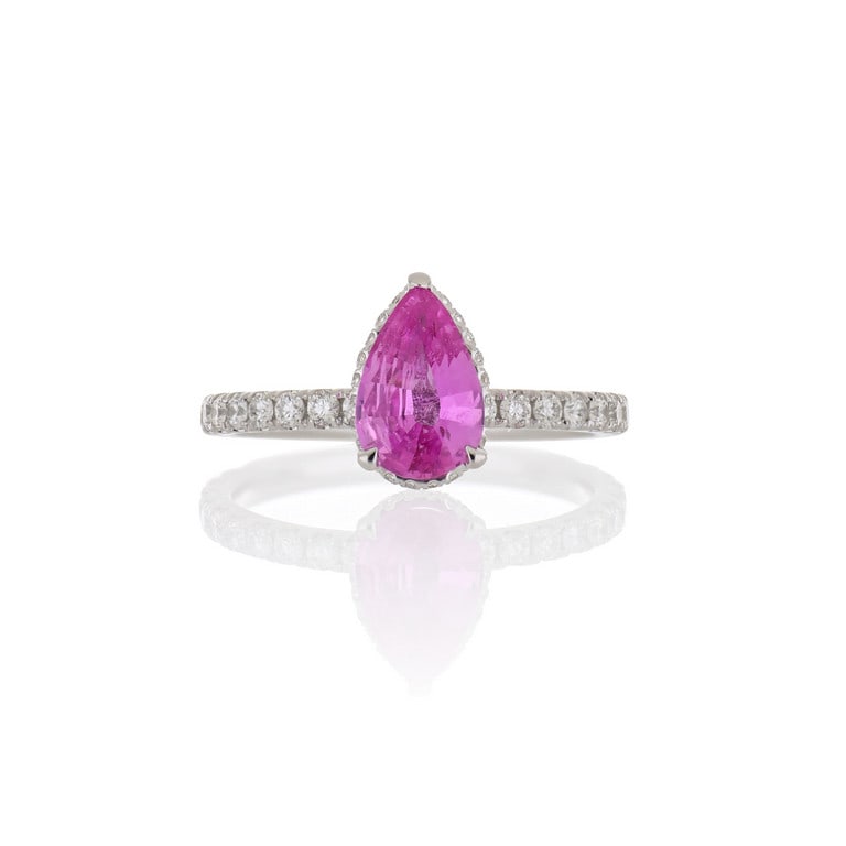 Anello in oro bianco con diamanti di fine decoro,: Anello in oro bianco con diamanti di fine decoro, al centro zaffiro hot pink di ottimo colore, peso stimato di 1,60 ct circa, (misure 9,26 x 6,01 mm), è nostra opinione l'assenza di trattamento